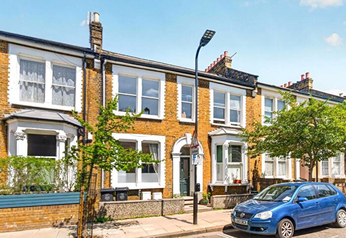 2 Bedroom Flat For Sale In Barretts Grove, London, N16