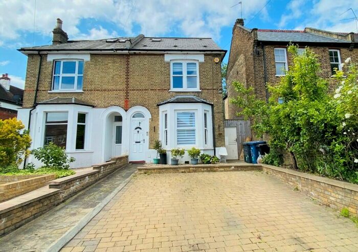 3 Bedroom Semi-Detached House To Rent In Oakleigh Road North, Whestone, N20
