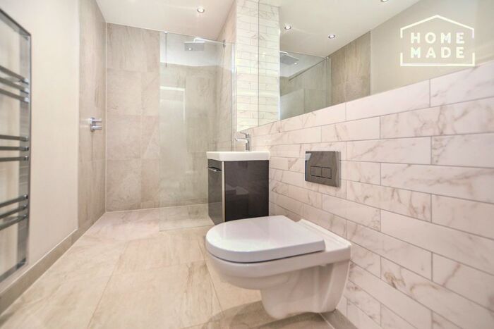 2 Bedroom Flat To Rent In Battersea Park Road, London, SW8