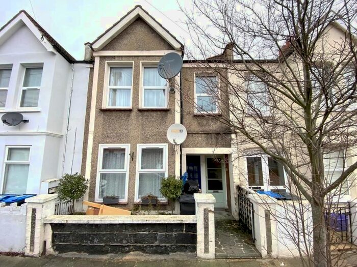 3 Bedroom For Sale In Boyd Road, Colliers Wood, London, SW19