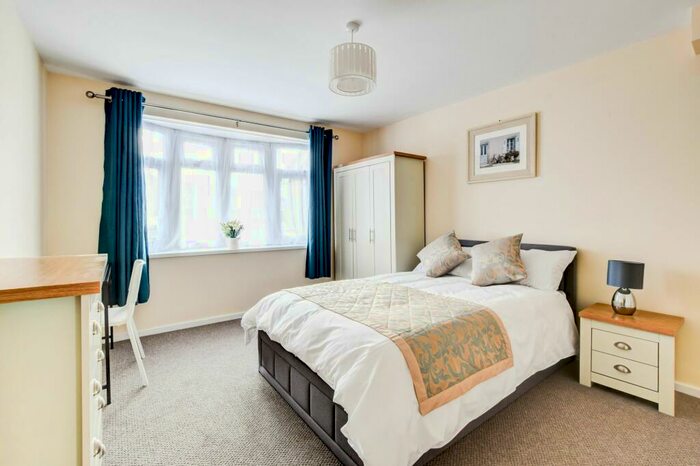 1 Bedroom Property To Rent In Dovedale Crescent, Southgate, RH11