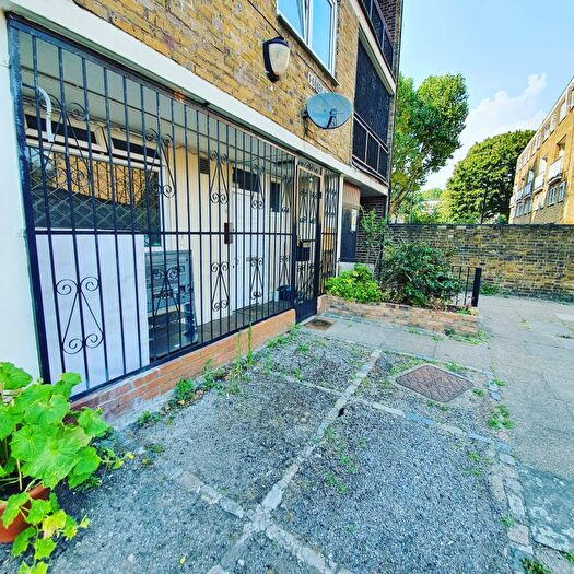 4 Bedroom Maisonette For Sale In Key Close, Whitechapel, E1