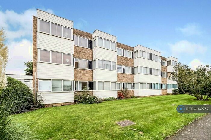 2 Bedroom Flat To Rent In Winston Close, Romford, RM7