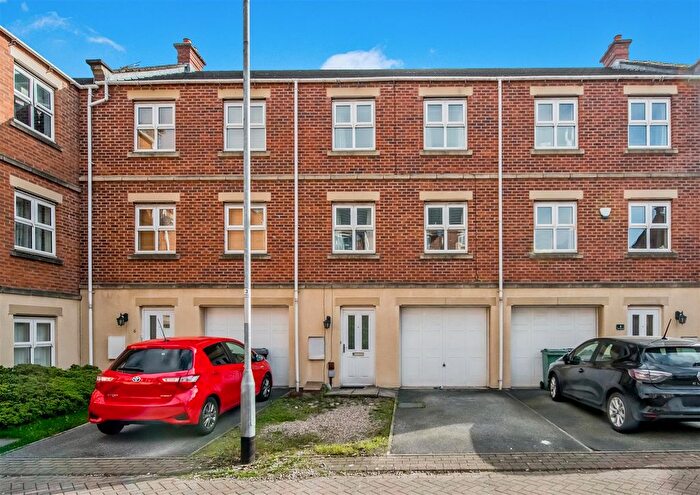 3 Bedroom Mews For Sale In Whitehall Green, Wortley, Leeds, LS12