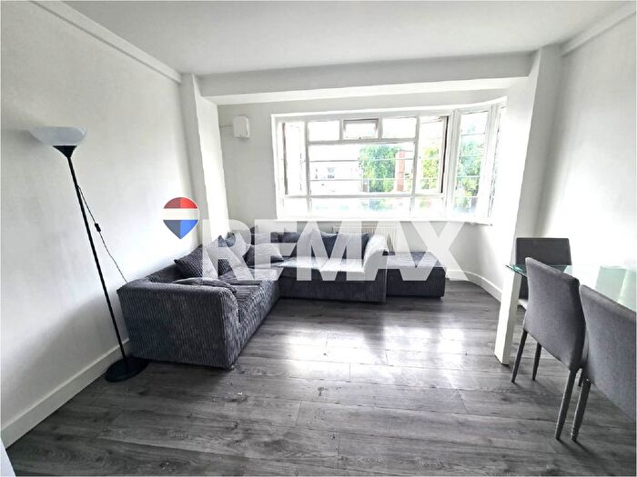 3 Bedroom Flat To Rent In Upper Clapton Road, London, E5