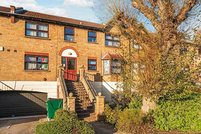 1 Bedroom Apartment For Sale In Coppermill Lane, Walthamstow, E17