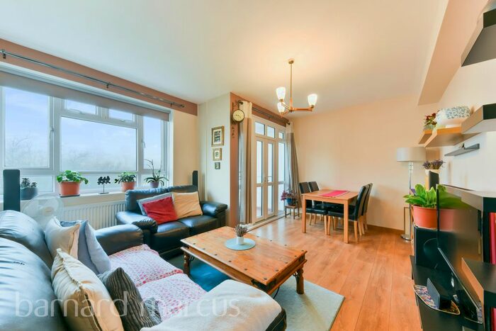 2 Bedroom Flat To Rent In Albert Drive, London, SW19