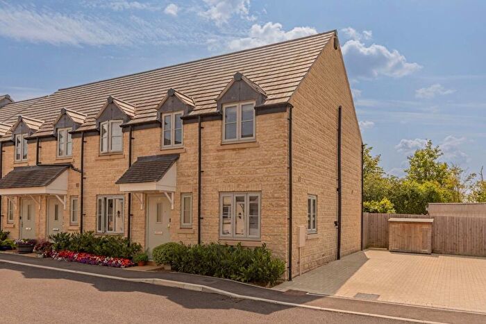 3 Bedroom End Of Terrace House For Sale In Cartmell Close, Malmesbury, SN16