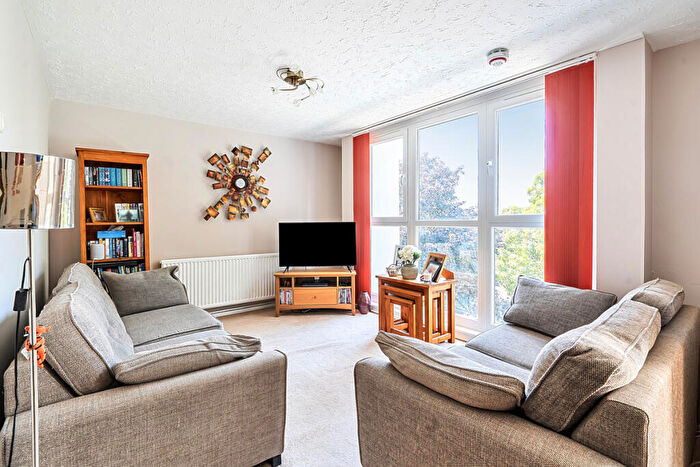 2 Bedroom Flat For Sale In Manor Court, Weybridge, KT13
