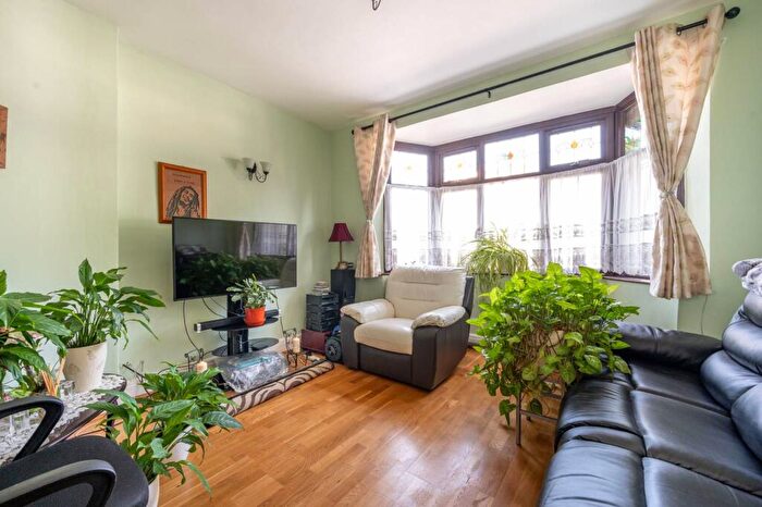 4 Bedroom Semi-Detached House For Sale In Lea Bridge Road, Walthamstow, London, E17