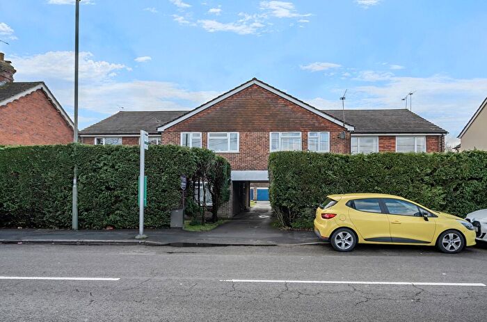 2 Bedroom Flat For Sale In Oxenden Road, Tongham, Surrey, GU10