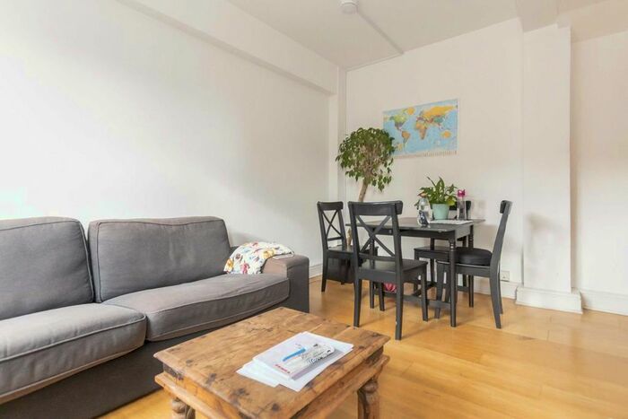 3 Bedroom Flat To Rent In Neckinger Estate, London, SE16
