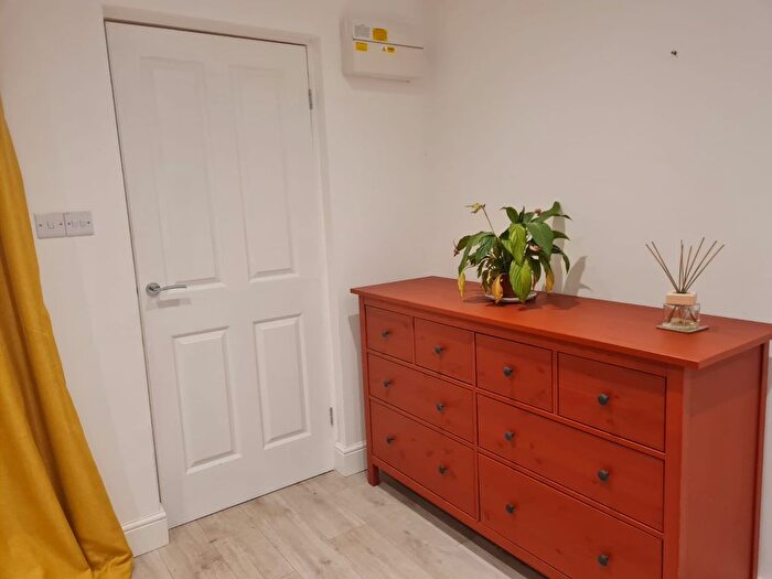 1 Bedroom Flat To Rent In Weavers Close, Isleworth, London, TW7