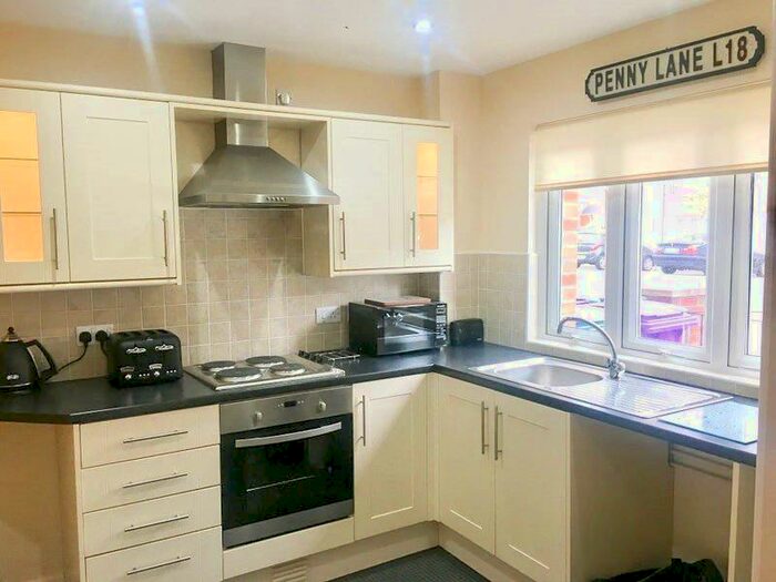 3 Bedroom Semi-Detached House To Rent In Golders Green, L7
