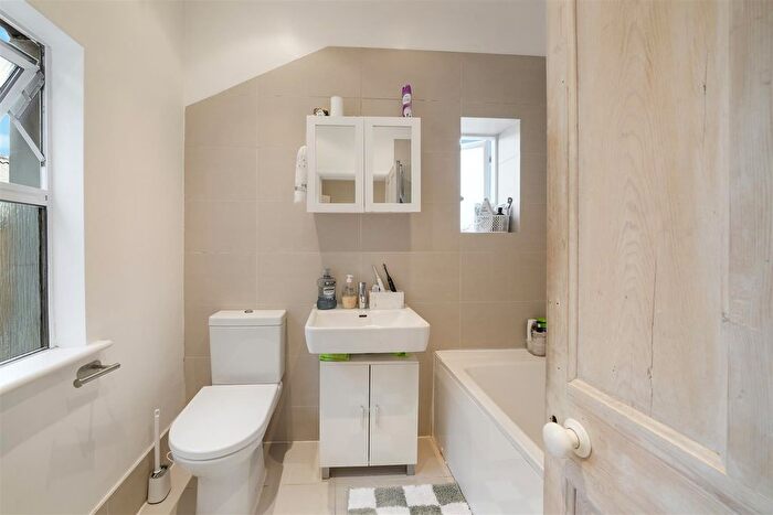 2 Bedroom Flat For Sale In Bendemeer, Putney, SW15