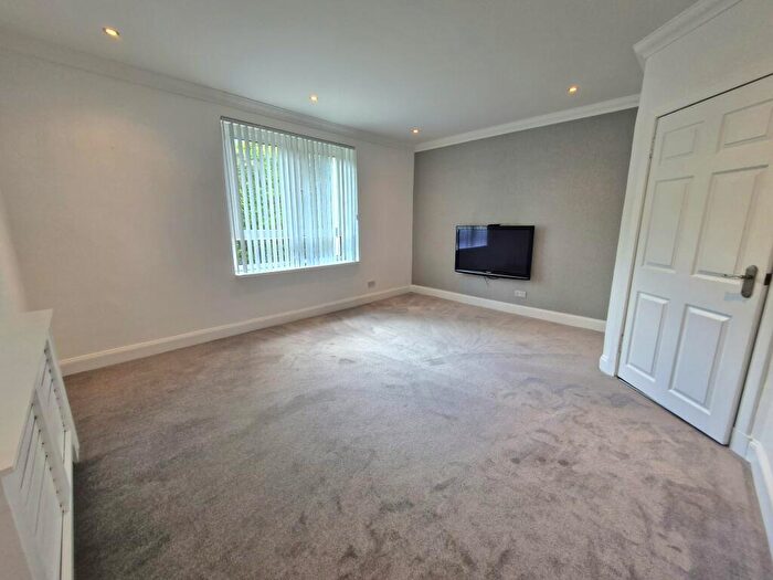3 Bedroom Flat To Rent In Balmore Road, Lambhill, G22