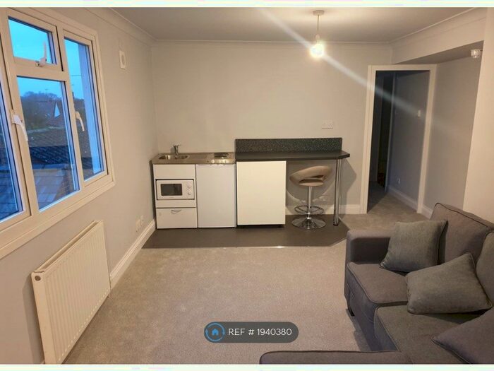 1 Bedroom Flat To Rent In London Road, Chalfont St. Giles, HP8