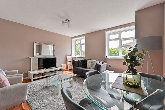 2 Bedroom Flat To Rent In Allen Edwards Drive, Nine Elms, London, SW8