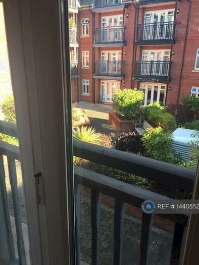 1 Bedroom Flat To Rent In Leret Way, Leatherhead, KT22