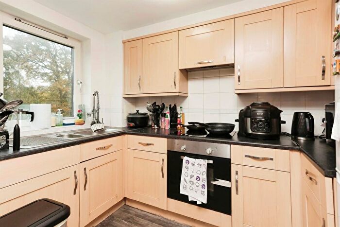2 Bedroom Flat For Sale In Commonwealth Drive, Crawley, RH10