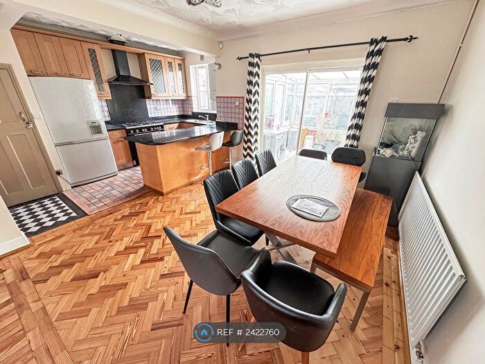 3 Bedroom Semi-Detached House To Rent In Blossom Waye, Hounslow, TW5