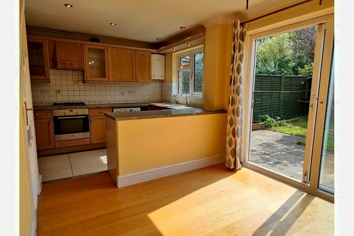 3 Bedroom Detached House To Rent In Fenwick Close, Woking, GU21