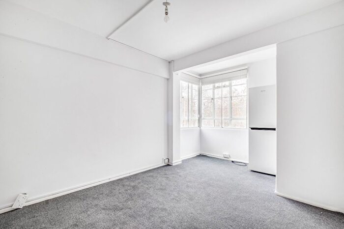 1 Bedroom Flat To Rent In Shepherds Bush Green, Shepherds Bush, London, W12