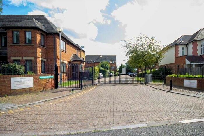 2 Bedroom Block Of Apartments To Rent In Northwick Avenue, Harrow, HA3