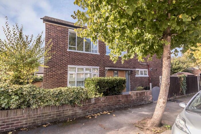 2 Bedroom Flat To Rent In Oxford Road, Teddington, TW11