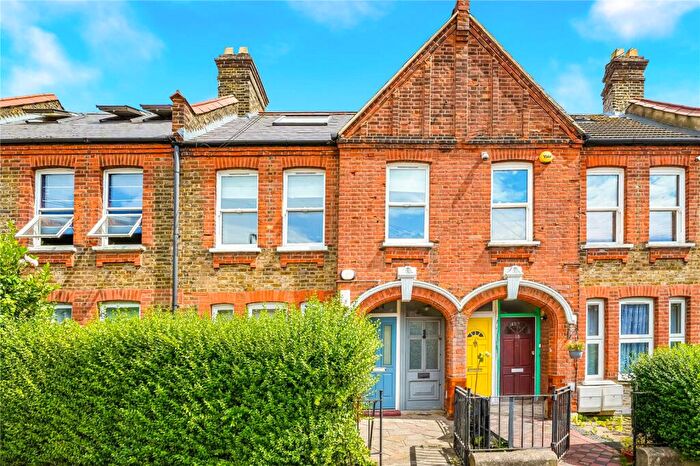 3 Bedroom Flat For Sale In Fleeming Road, Walthamstow, London, E17