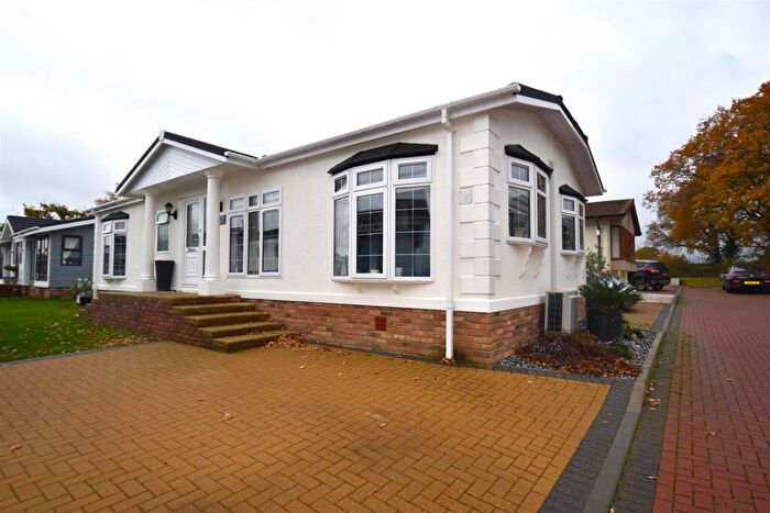 2 Bedroom Mobile Home For Sale In Kingsmans Farm Road, Hullbridge, SS5