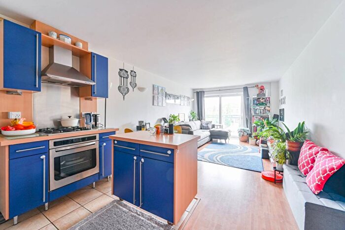 2 Bedroom Flat To Rent In Hopton Road, Woolwich, London, SE18