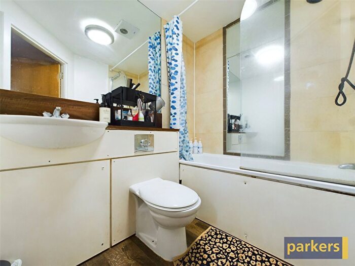 1 Bedroom Flat For Sale In Merchants Place, Reading, Berkshire, RG1