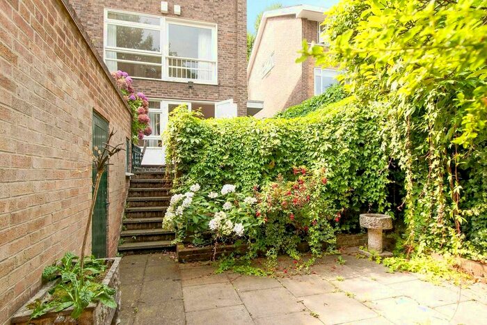 5 Bedroom Semi-Detached House To Rent In Queensmead, St. John's Wood Park, NW8