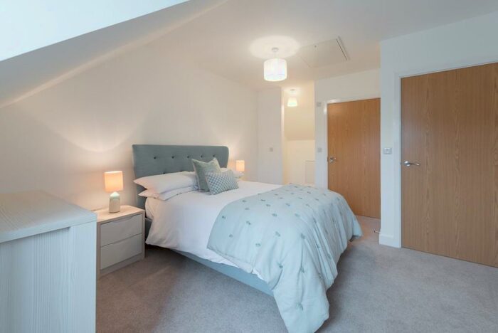 2 Bedroom Apartment To Rent In Holmbush Mews, RH12