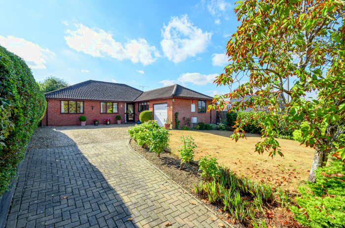 4 Bedroom Bungalow For Sale In York Drove, Nomansland, Salisbury, Wiltshire, SP5