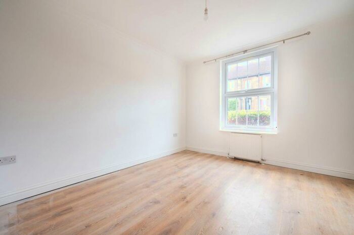 3 Bedroom Semi-Detached House To Rent In Ludlow Road, Guildford, GU2