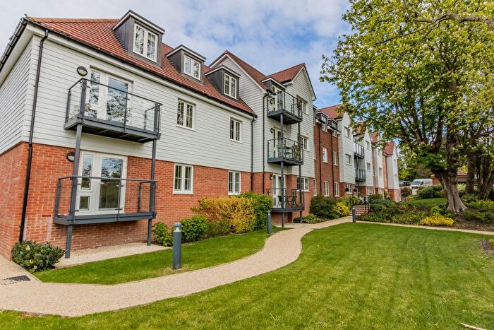 2 Bedroom Flat For Sale In Highgate Hill, Hawkhurst, TN18