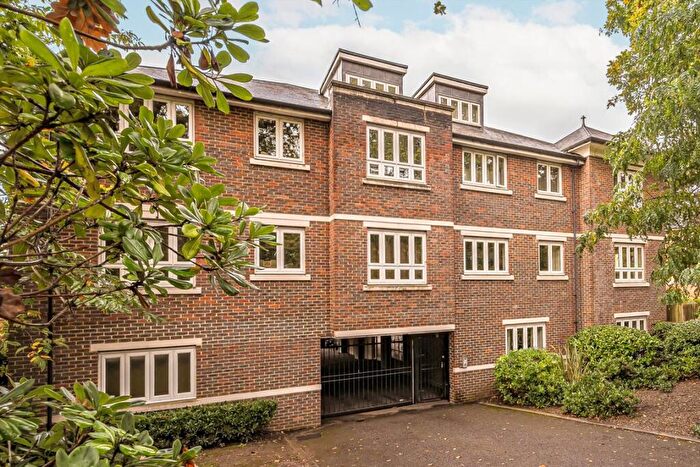 2 Bedroom Flat For Sale In Brooklands Road, Weybridge, KT13