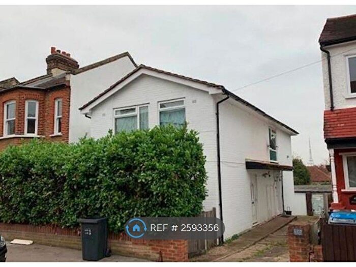 3 Bedroom Flat To Rent In Queen Mary Road, London, SE19