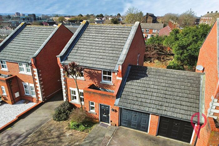 3 Bedroom Link Detached House For Sale In Barlow Drive, London, SE18