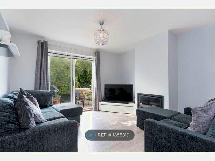 3 Bedroom Semi-Detached House To Rent In Summerfield Close, London Colney, AL2