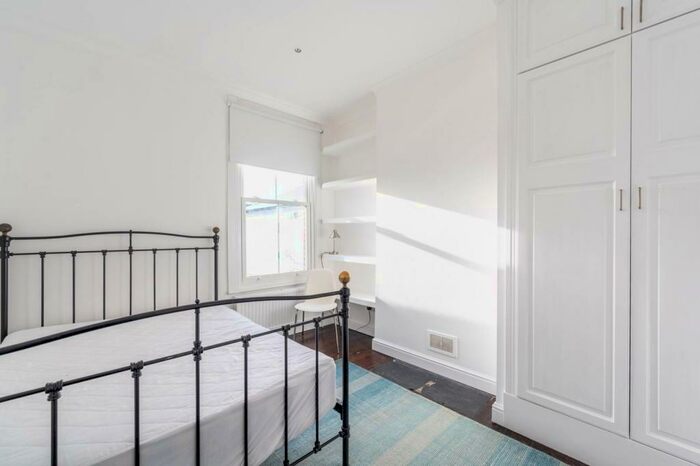 3 Bedroom Flat To Rent In Purves Road, Kensal Green, London, NW10