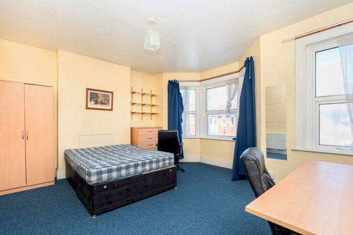 5 Bedroom Semi-Detached House To Rent In Coventry Road, Southampton, SO15