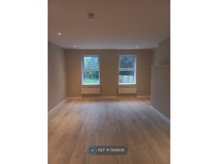 1 Bedroom Flat To Rent In Crescent Road, Bournemouth, BH2