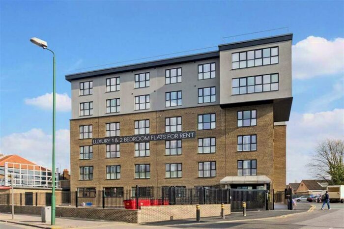 Flat To Rent In High Road, Kilburn, NW10