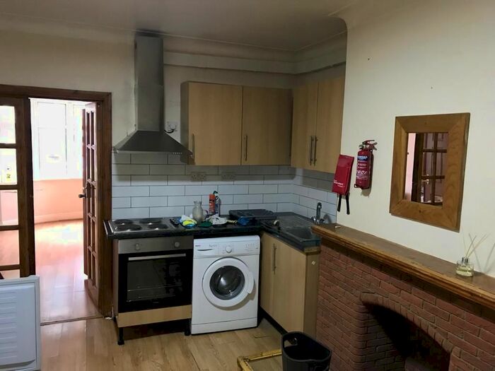 1 Bedroom Flat To Rent In Great West Road, Osterley, Isleworth, TW7