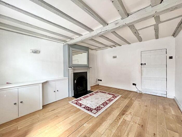 2 Bedroom Cottage To Rent In High Street, Markyate, AL3