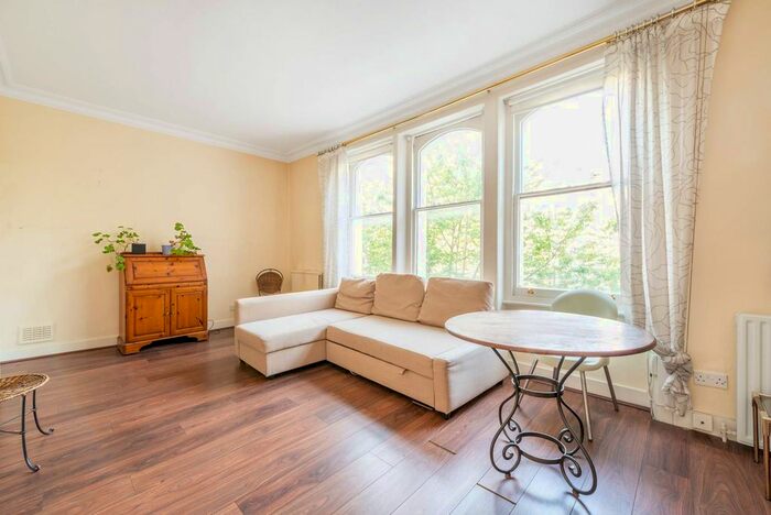 1 Bedroom Flat To Rent In Colville Road, Notting Hill Gate, London, W11