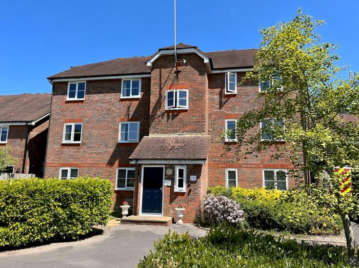 2 Bedroom Flat To Rent In Royal Huts Avenue, Hindhead, GU26